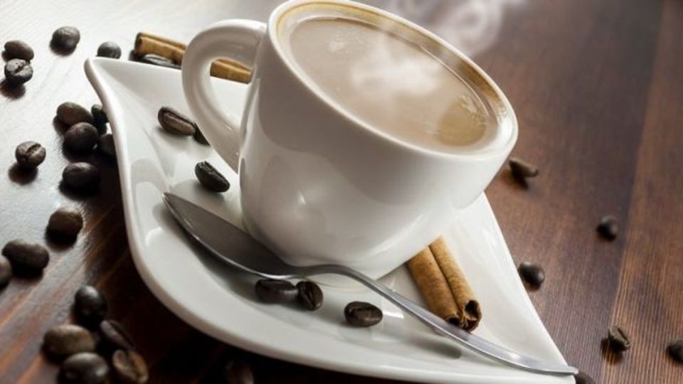 熱い飲み物を早く冷ます2つの方法