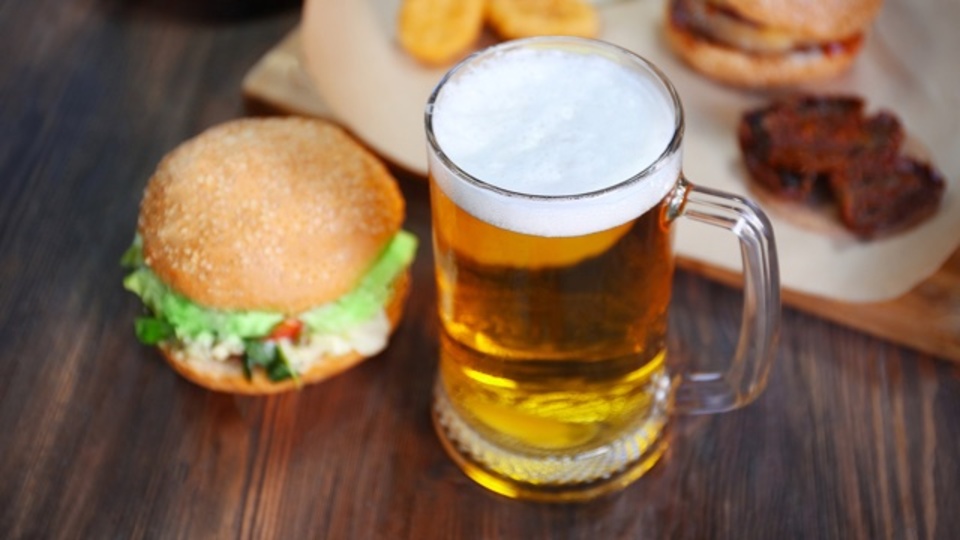 お酒を飲むとジャンクフードが食べたくなる現象の科学的説明