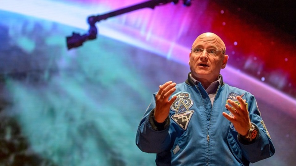 宇宙で1年間過ごすとどうなるのか? ── 元宇宙飛行士兄弟による実験結果