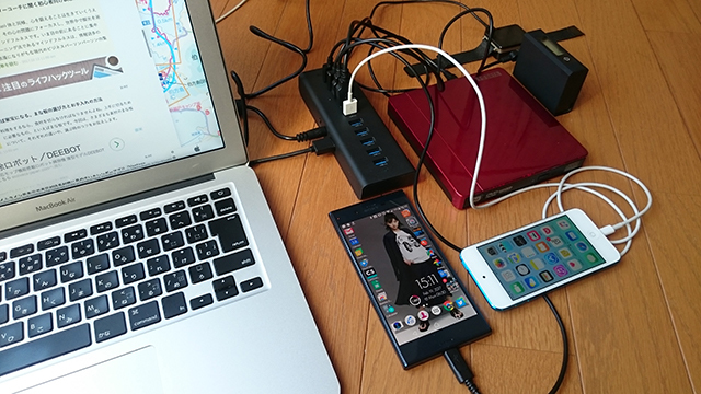 テーブル上のUSB機器を全部つないでも余裕の10ポートUSBハブ【今日のライフハックツール】