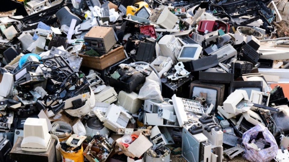 アジアでE-waste(電気電子機器廃棄物)の発生量が急増中