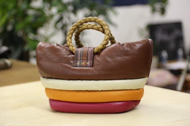andu ametのアイコン商品のHug Hug。レザーとは思えないほどふわふわした感触が印象的。