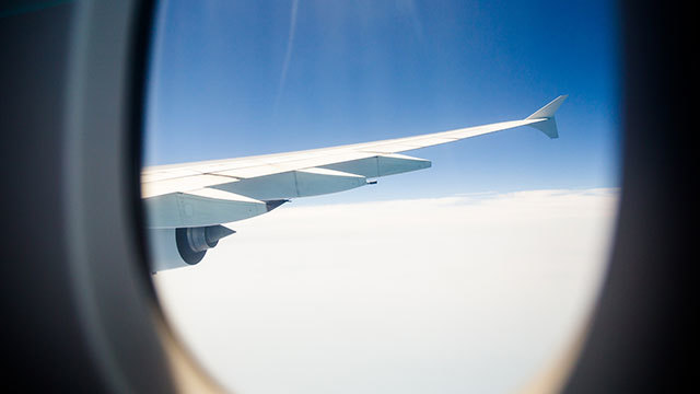 飛行機の離着陸時にCAが窓のシェードを開けてくださいと言う理由