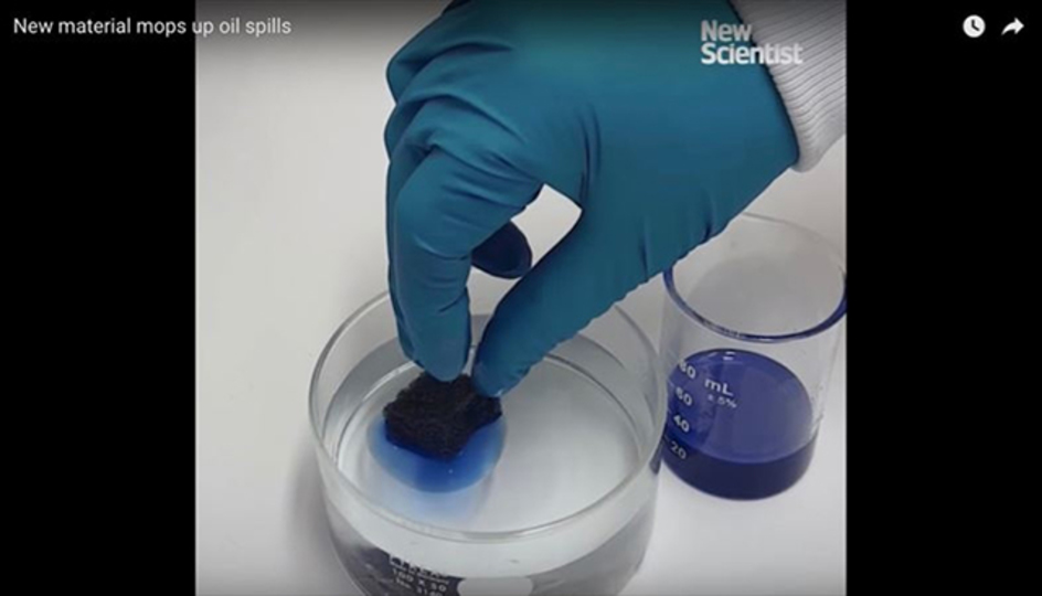自重の90倍もの石油を吸い取るスポンジが開発される