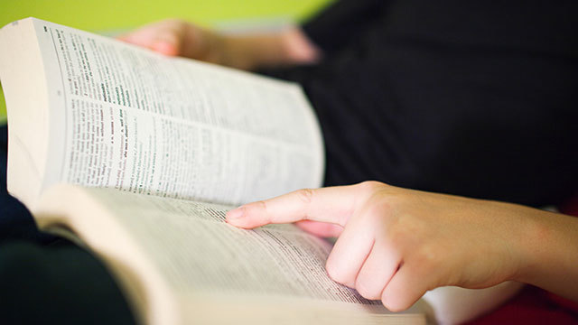 紙の辞書をめくる感覚を再現した「国語辞典」アプリ