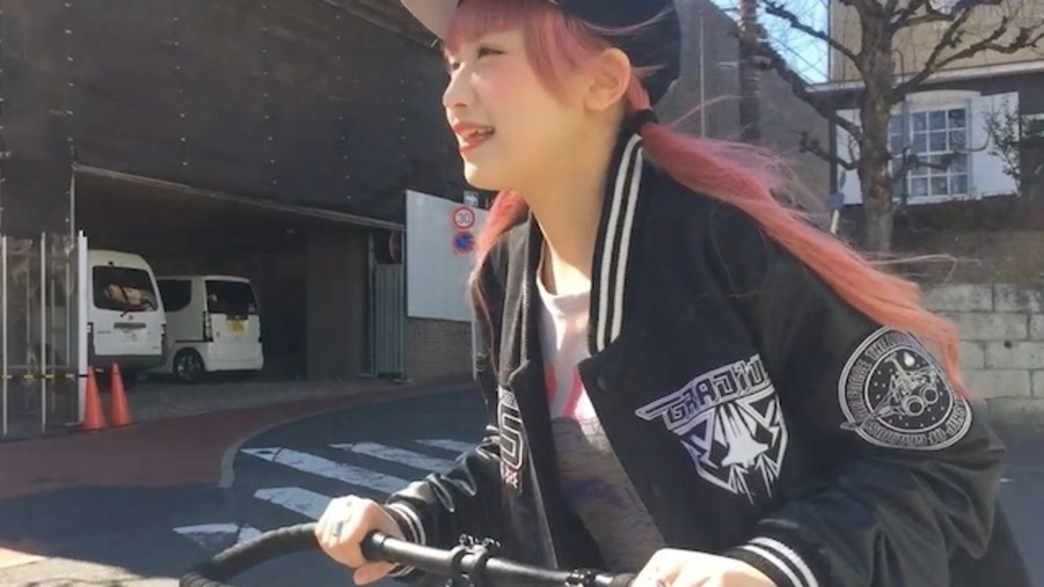移動時間がトレーニングになるフィットネスバイク「Me-mover」にチップチューンアーティストTORIENAさんが挑戦!