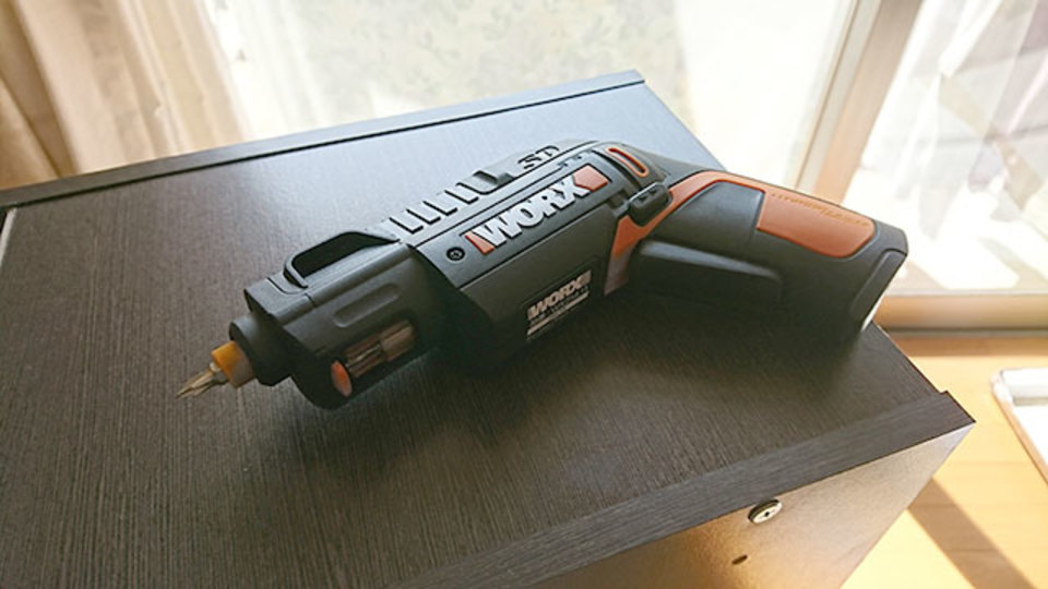 たいていの組み立て家具に対応する電動ドライバー【新生活ライフハックツール】