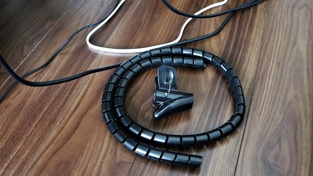 配線後のごちゃつくコードを1本にスッキリまとめるカバー【今日のライフハックツール】