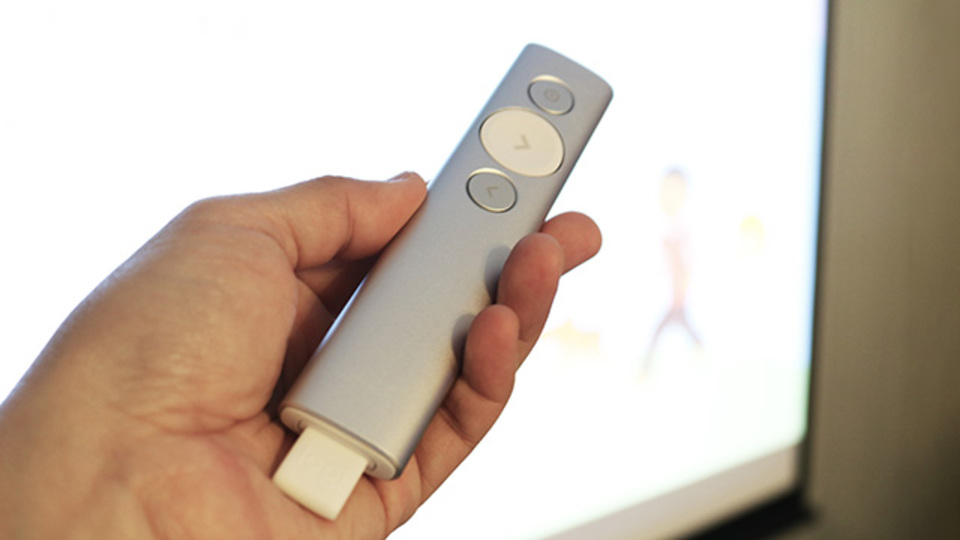 聴衆の目をプレゼンに集中させられる多機能ポインタ【今日のライフハックツール】