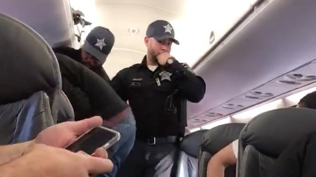 新たな動画で乗客と警察の詳細なやり取りが判明──ユナイテッド航空引きずり降ろし