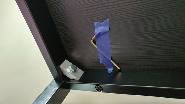 IKEAハック:付属の工具は家具の底に貼り付けておく
