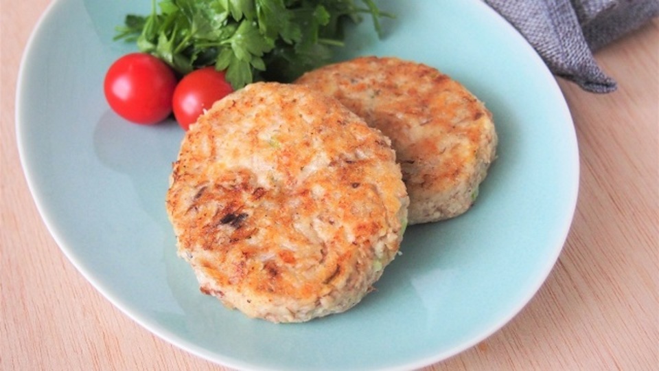 おつまみにも弁当のおかずにも。ふわふわ「さば缶バーグ」のレシピ
