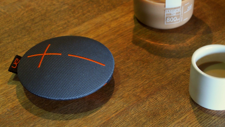 オフの時間に馴染む丸いスピーカー【今日のライフハックツール】