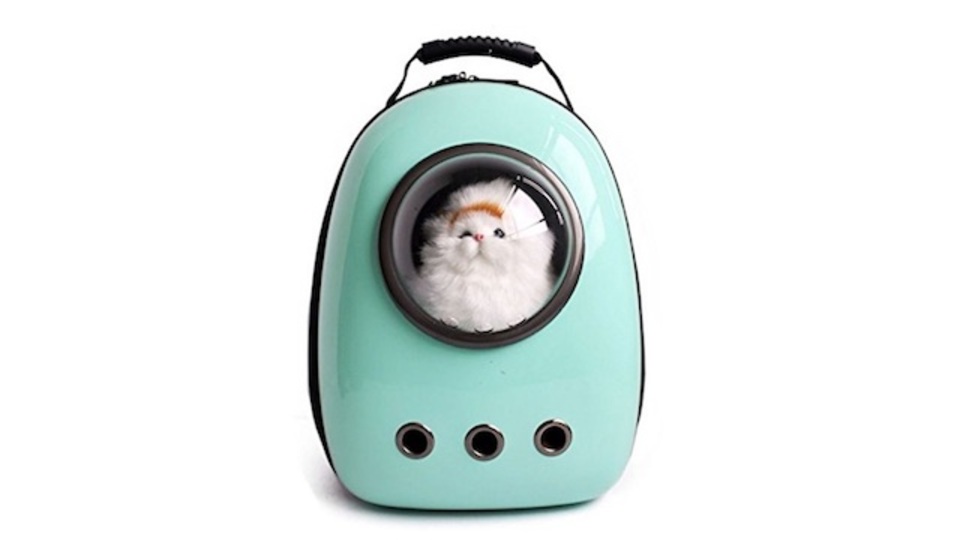 遊び心と機能性を両立。ペット用の宇宙船カプセル型キャリー