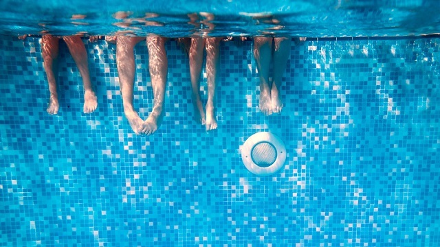 プールの水はそこまで汚くない