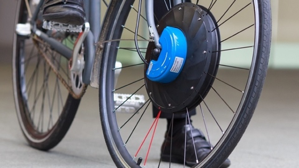 自分の自転車を「電動に変身」させる車輪を開発