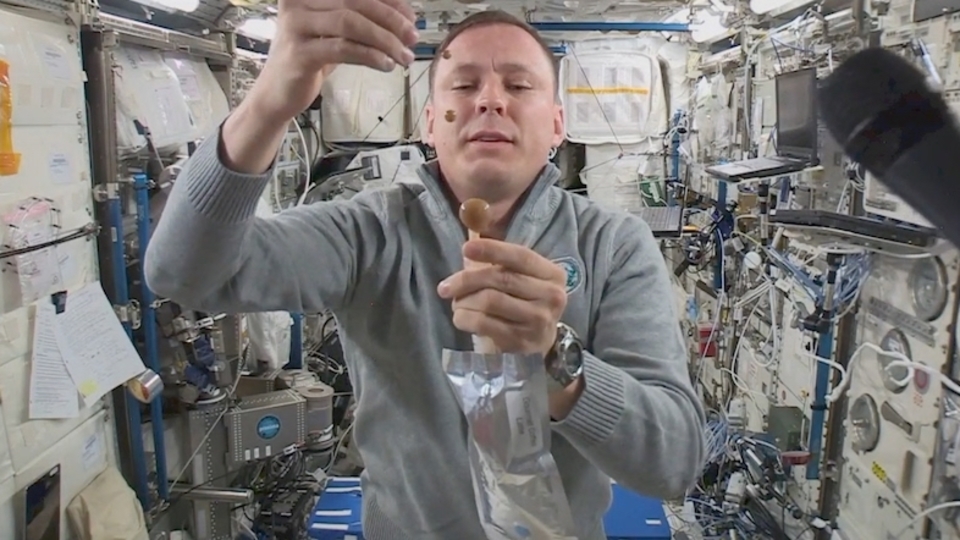 宇宙飛行士が語る、宇宙でのコーヒーの飲み方