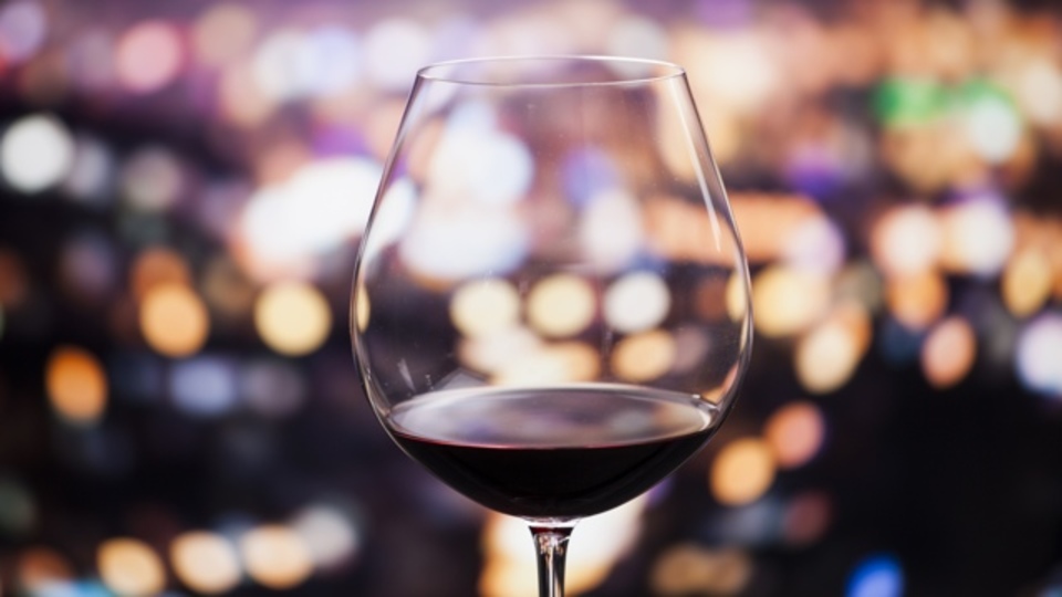 「適度な飲酒」でも脳にダメージ:研究結果