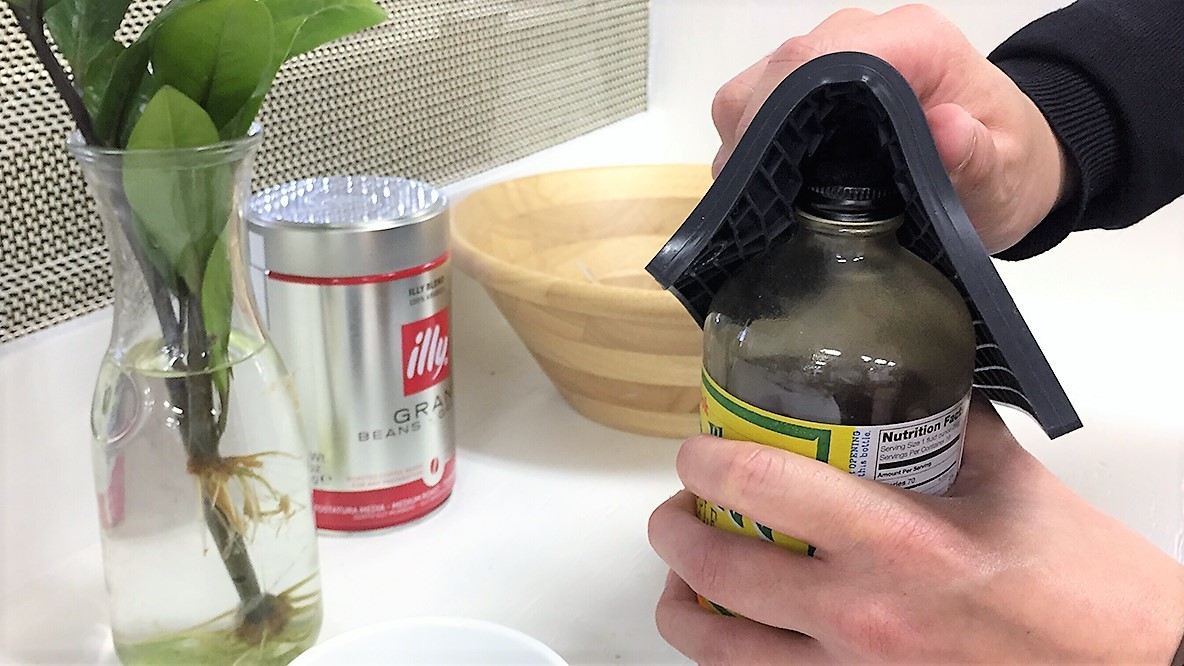 固い瓶のフタ開封時 最高の相棒になってくれるのが ニトリのシリコン鍋敷き ライフハッカー 日本版