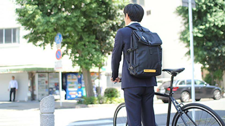 自転車乗りのために開発されたバックパック「flash light backpack」が資金調達を開始
