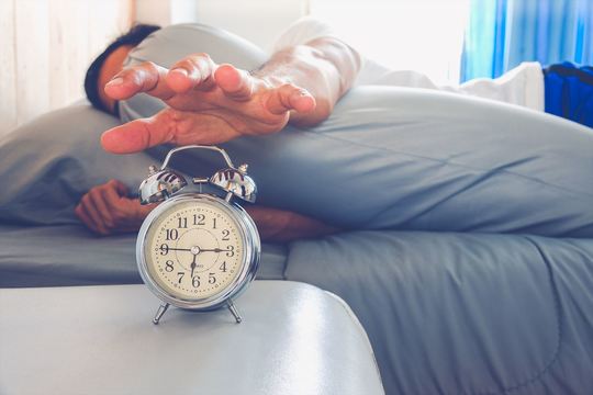 カフェインの力を借りずに、寝不足の朝を乗り切るための5つのTips