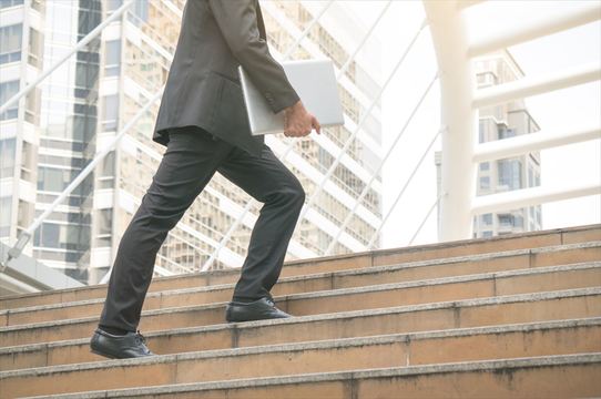 体力に自信があっても、階段をのぼると息が切れるのはなぜ?
