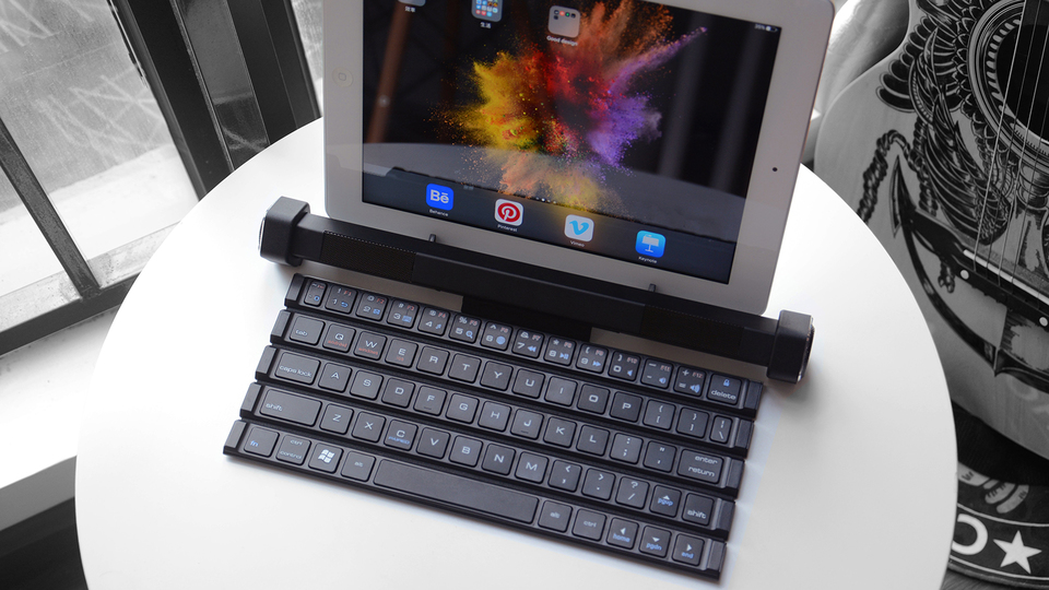 クルクル巻きつけて棒状にして持ち運べるモバイルキーボード+スピーカー【今日のライフハックツール】