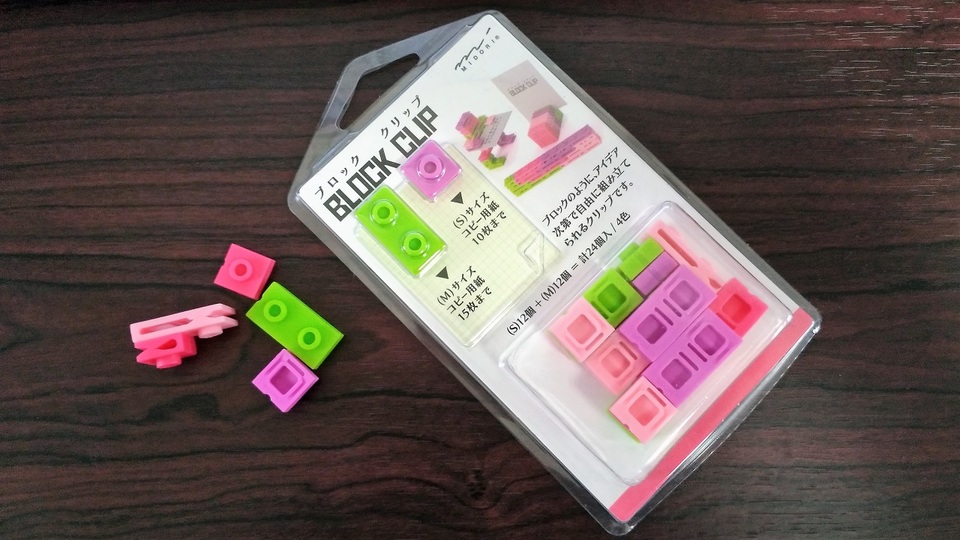 デスクの上が楽しくなるブロック型のクリップ【今日のライフハックツール】