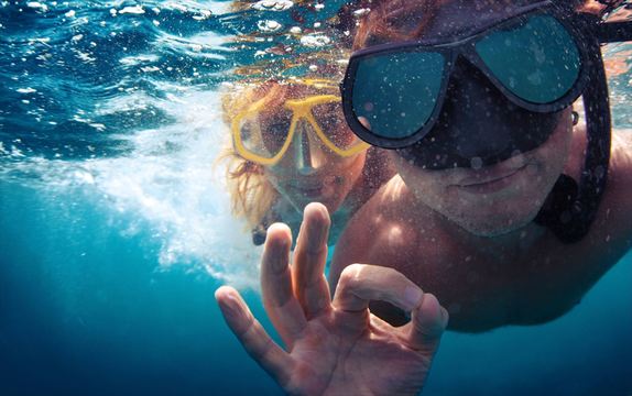 水中の落とし物を探すとき、即席で「エア・ゴーグル」を作る方法