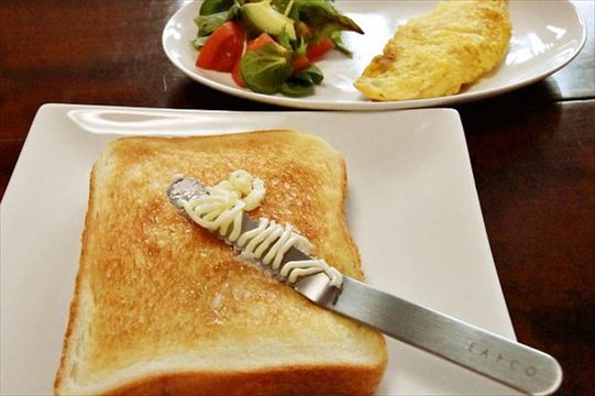 忙しい朝食に硬いバターを塗るストレスから解放してくれるバターナイフ【今日のライフハックツール】