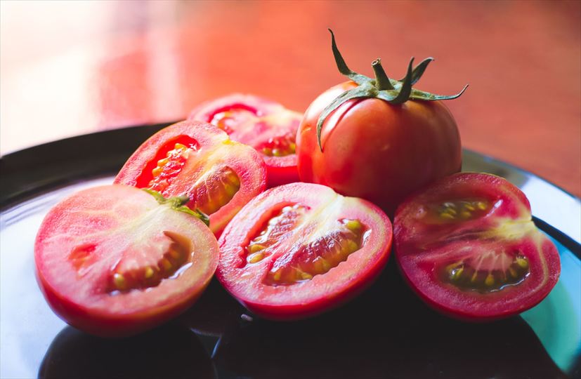 芯を抜くだけ。超簡単なトマトの冷凍保存法