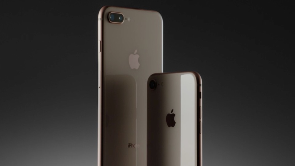 新しく発表されたiPhone 8、iPhone 8 Plusは深みのある3色展開!