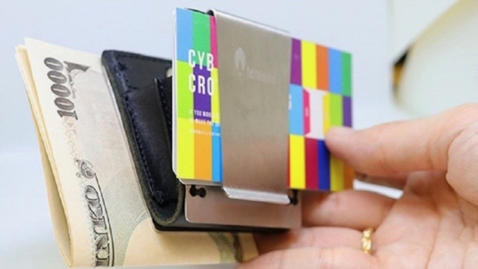 えっ、マネークリップなのに小銭も入る!? 新しいかたちの財布「C-wallet」