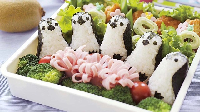 手づくり弁当を持って秋のピクニック。ユニークおにぎりを簡単に作れるグッズ