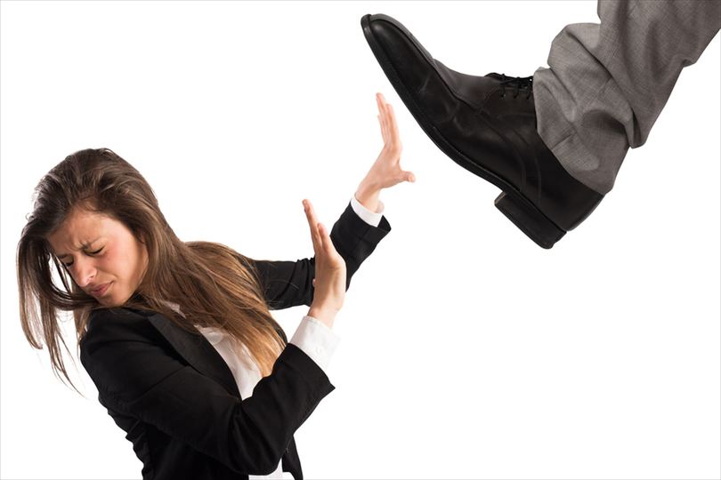 女性を見下して上から目線で説明する男性に対処する方法