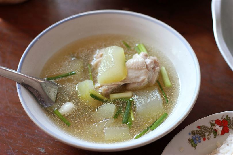 鶏の出汁を取る時に酸味を少し加えると、コクと旨味がさらに増す