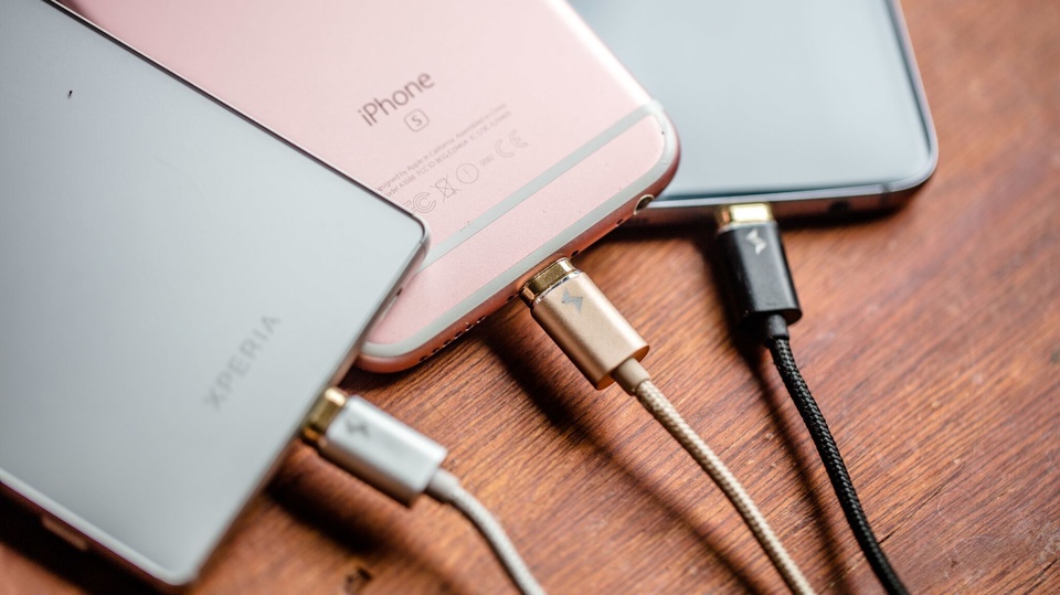 最強ネオジム磁石でピタッと吸い付く充電ケーブルがクラウドファンディングで資金調達を開始