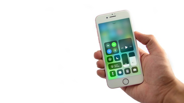 iOS 11でブルーライトを抑える「Night Shift」と新機能「Smart Invert Colors」を設定する方法