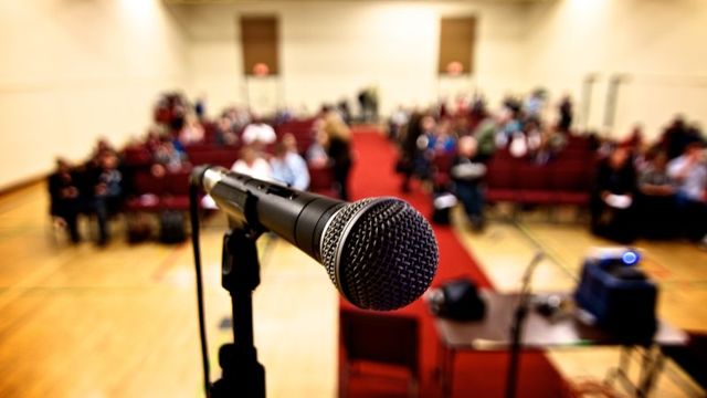 大勢の人前で話す人は「とにかくマイクを使いやがれ」です