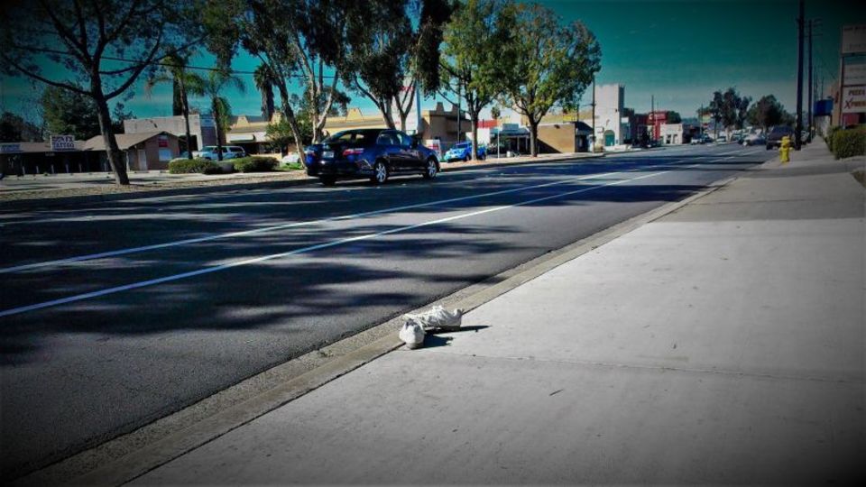 高速道路に靴が転がっている理由