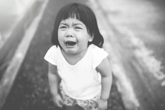 「泣くのはやめなさい」の代わりに、子どもにかけたい言葉
