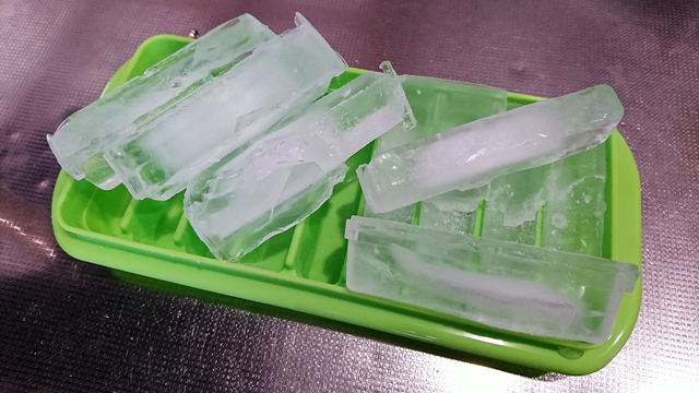 水筒に最適な氷を作れるアイストレーから太陽光パネルが搭載されたバックパックまで【今週のライフハックツールまとめ】
