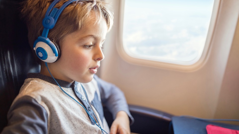 機内で映画を観る時は、字幕をオンにする心づかいを