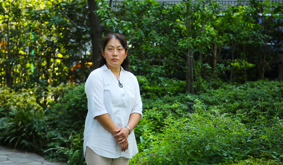 “羊飼い”と小説家を両立。河﨑秋子さんに聞く「兼業作家」という生き方