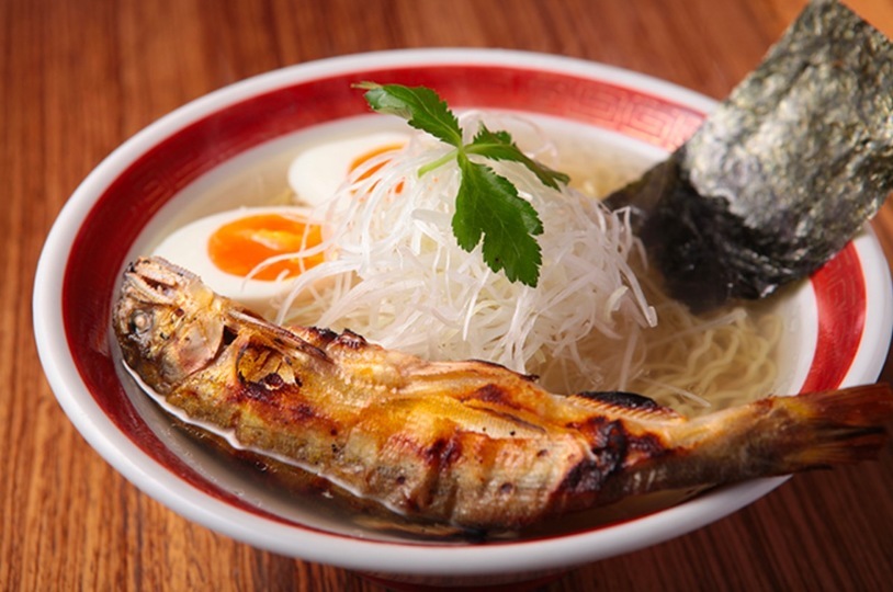丸ごと1尾のインパクト! 「鮎ラーメン」のクラウドファウンディングがスタート