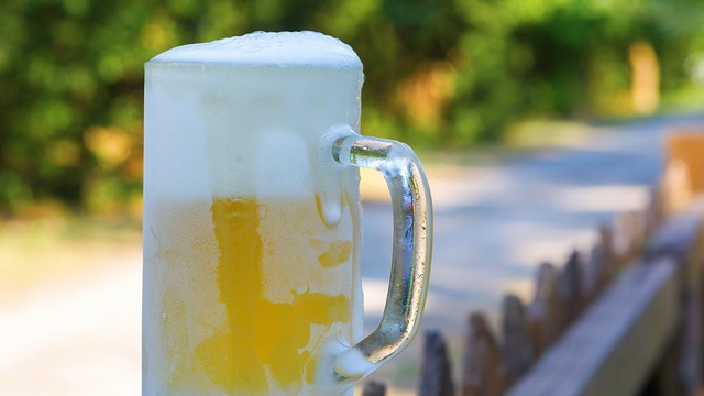 凍らせたグラスでビールを飲む人は、何もわかっていない