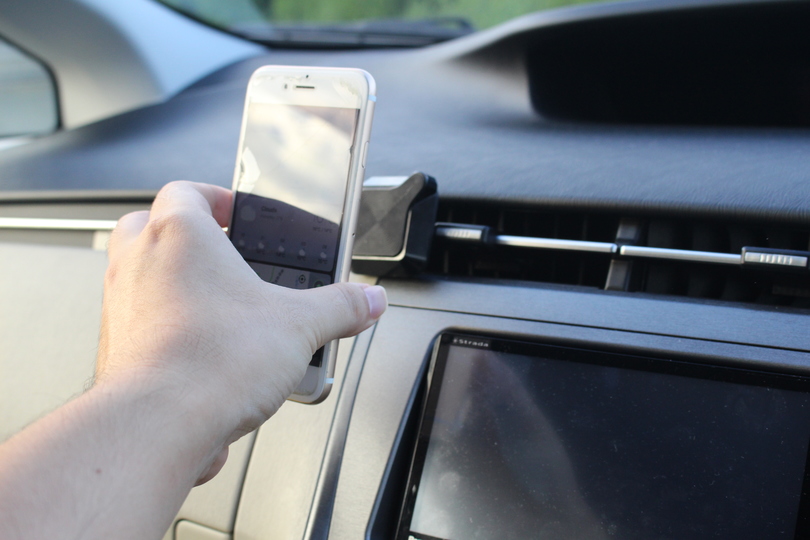 アプリと磁石の力で運転をサポート!スマホマウント「QLYX」は便利で賢いやつだった