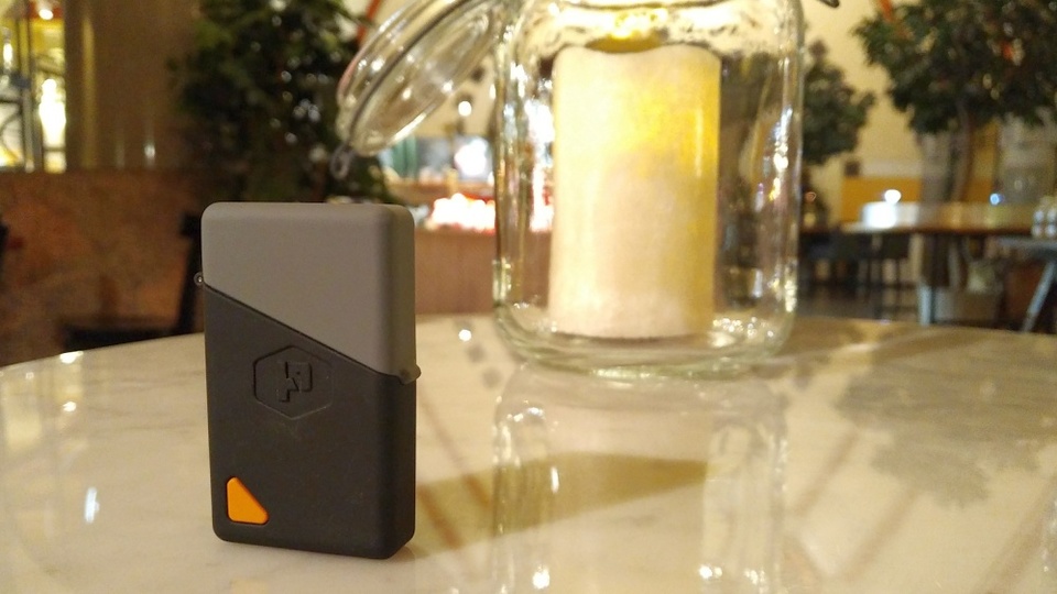 風があってもオイルがなくても火がつけられる!放電プラズマライター「Sparkr Mini」【今日のライフハックツール】