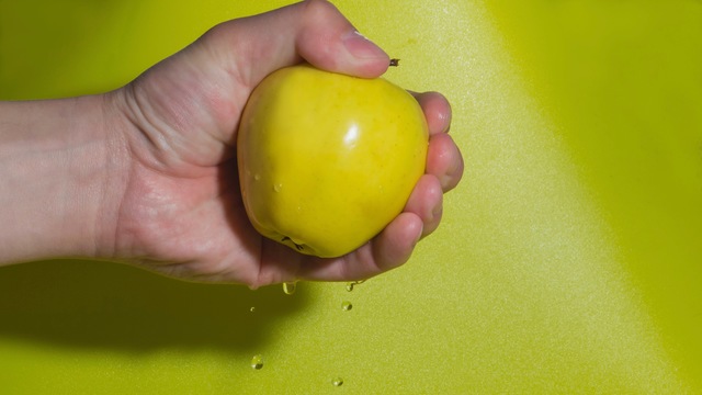素手でりんごを絞る方法