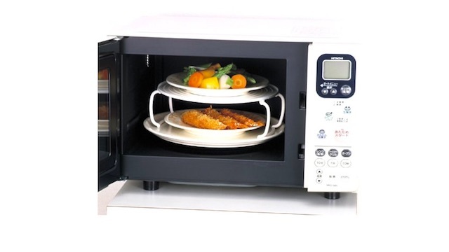 忙しい時の時短にも! 電子レンジで2段調理できる便利グッズ「2段レンジトレー」